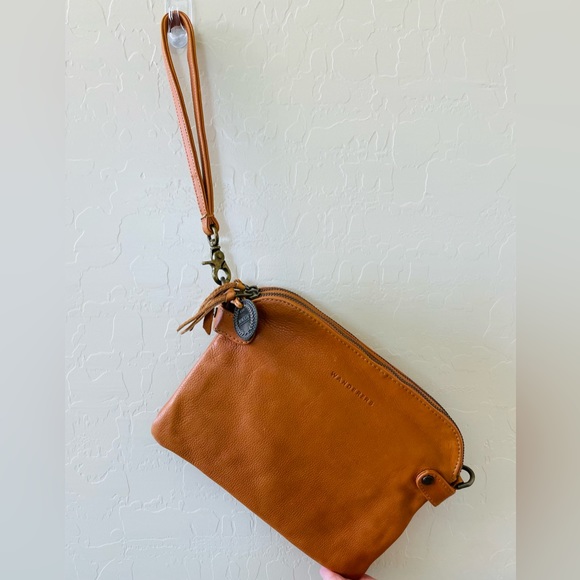 Wanderers Leather Crossbody Wristlet Clutch Tan Brass Hardware Great Pockets EUC - Picture 13 of 15
